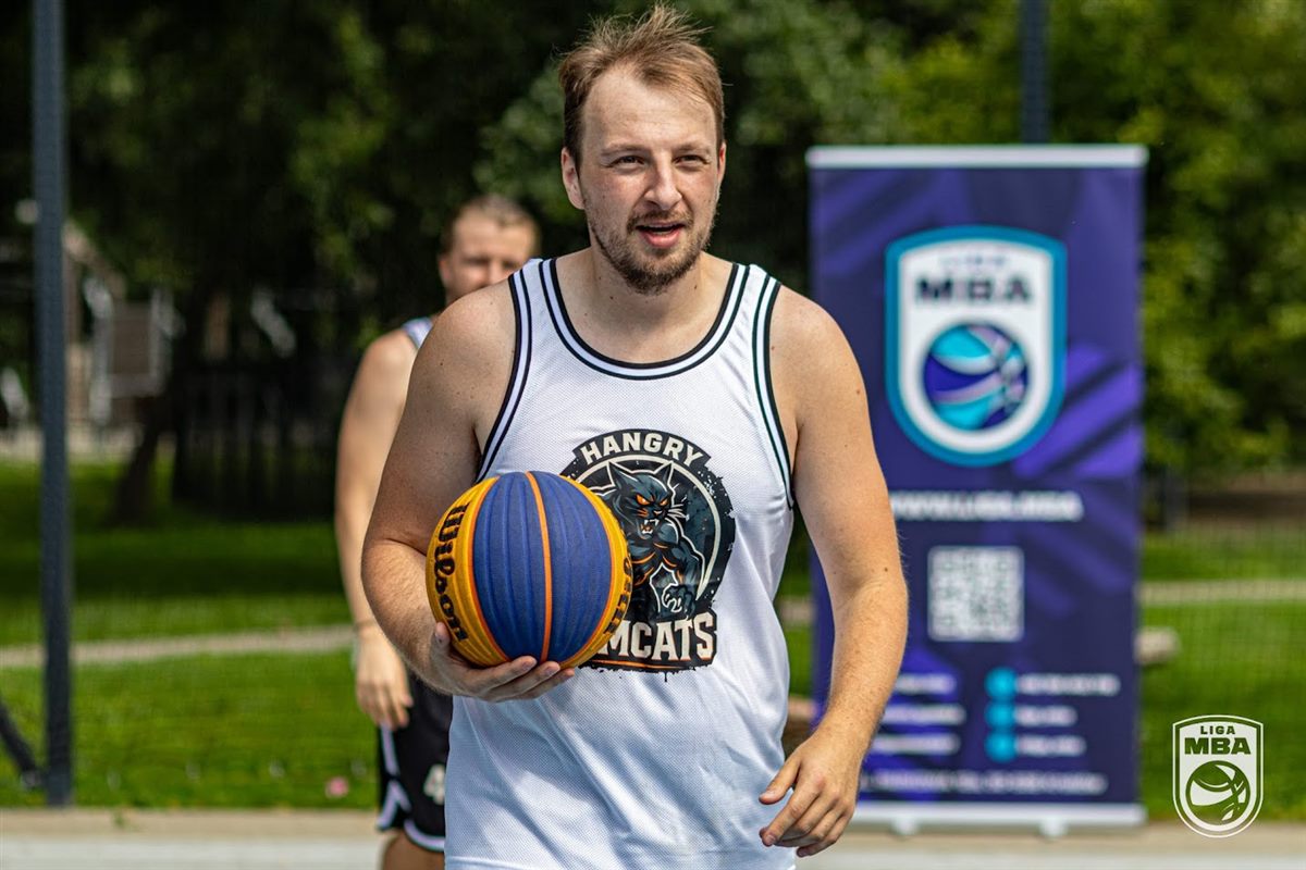 Kuba Kołacz podczas gry w koszykówkę